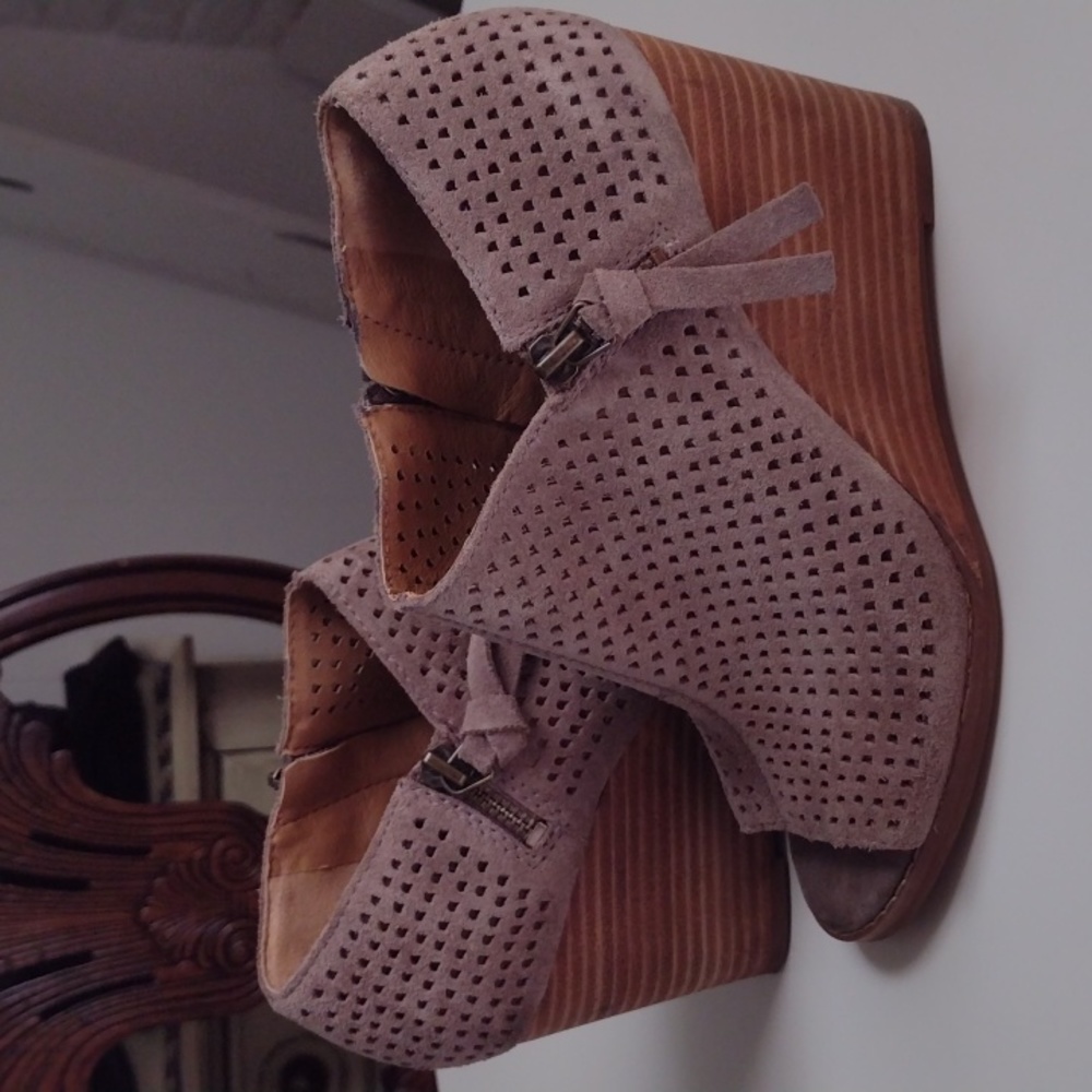 Lucky Brand Tan Suede Velvet Ankle Booties size 6.5